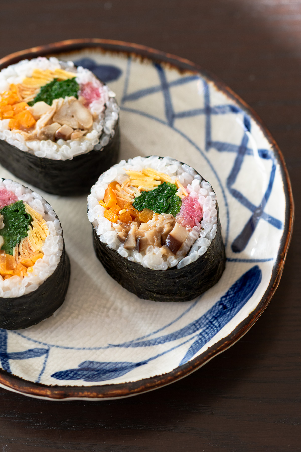 カットしたヴィーガン恵方巻きの断面。彩り豊かな植物性具材が層になった太巻き寿司