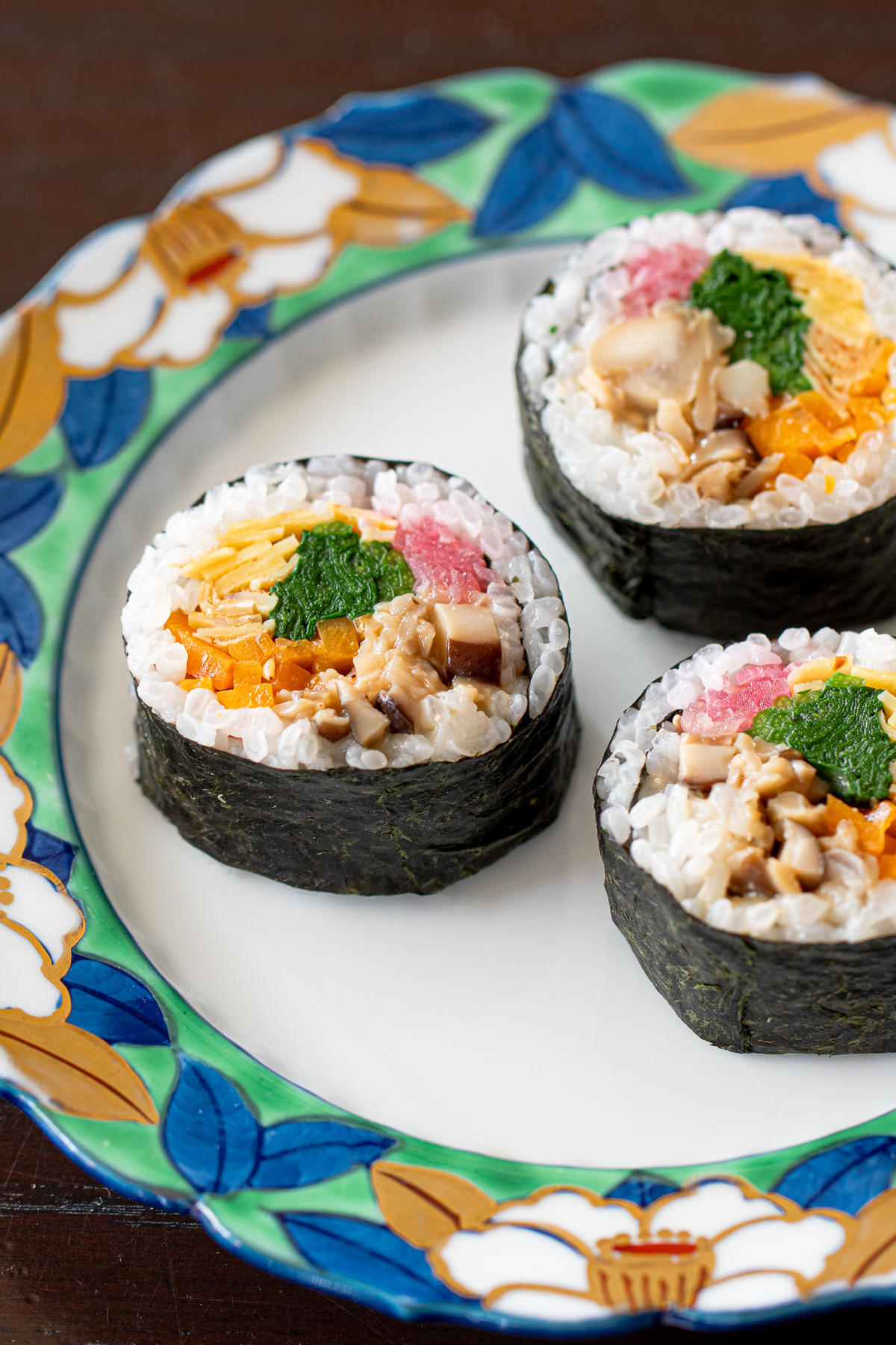 節分の日に楽しむ、ヴィーガン恵方巻きをカットしてお皿に盛り付けた様子