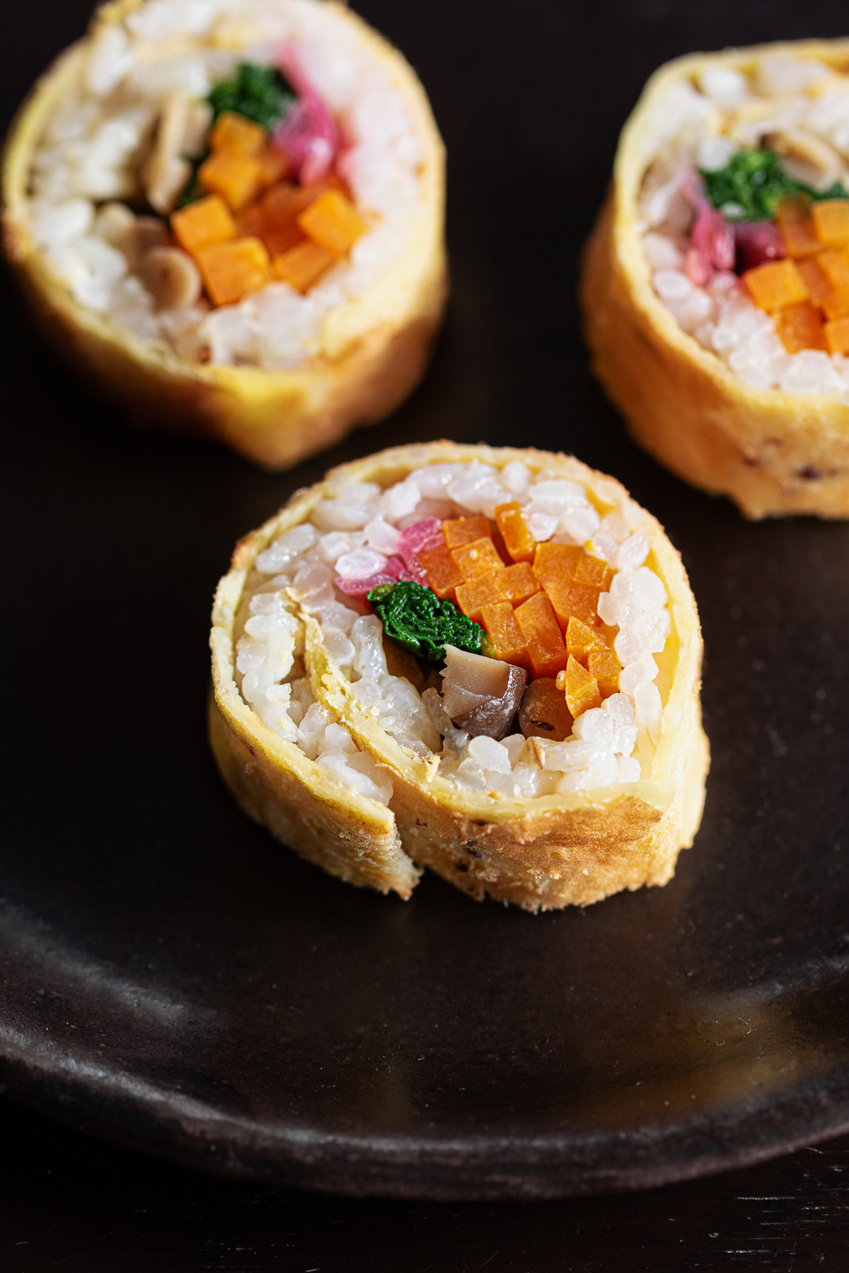 海苔の代わりにヴィーガン錦糸卵で作ったヴィーガン太巻き。卵色がやさしくかわいい見た目。