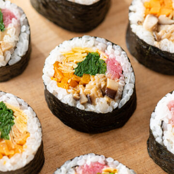 ヴィーガン恵方巻きの太巻き寿司。きのこそぼろ、バターナッツかぼちゃ、錦糸卵、野菜を使ったプラントベースの巻き寿司