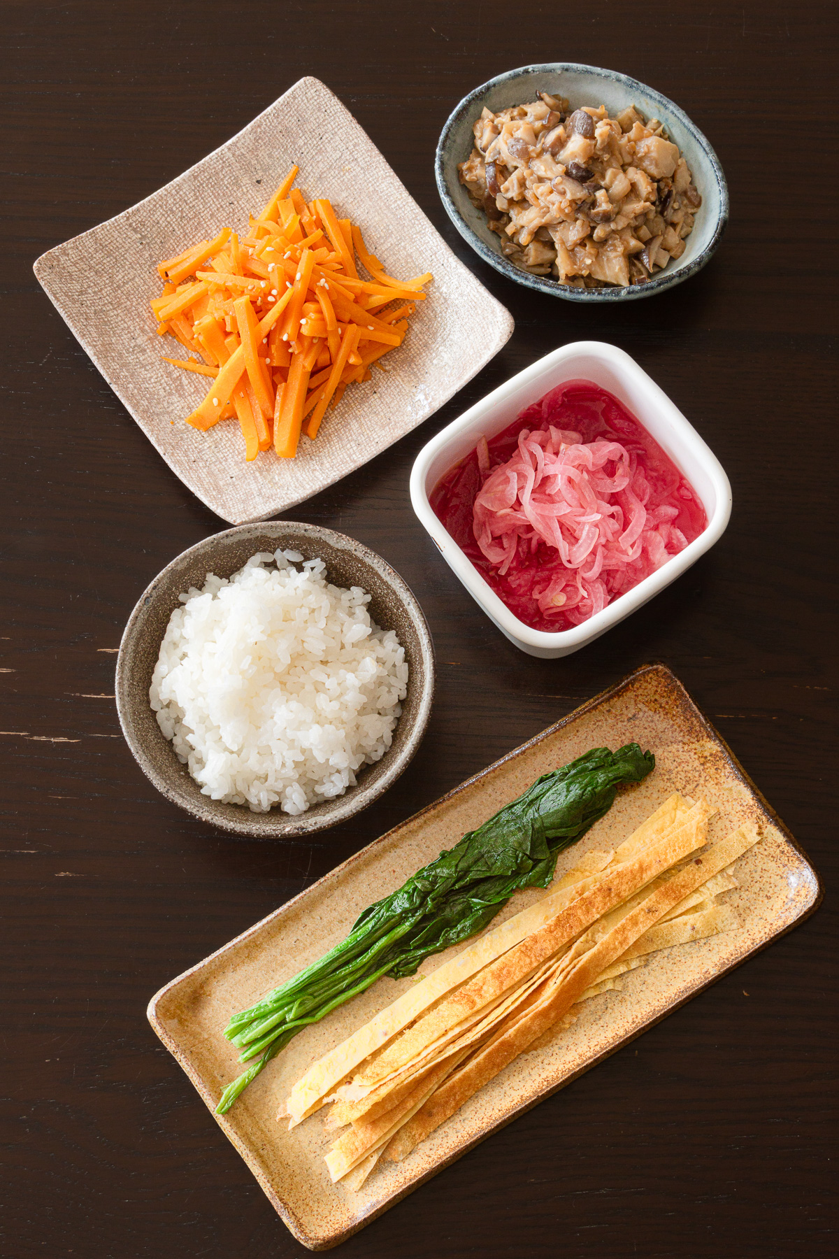 ヴィーガン恵方巻きの具材。きのこのそぼろ、バターナッツかぼちゃのきんぴら、錦糸卵、ほうれん草、玉ねぎの甘酢漬け