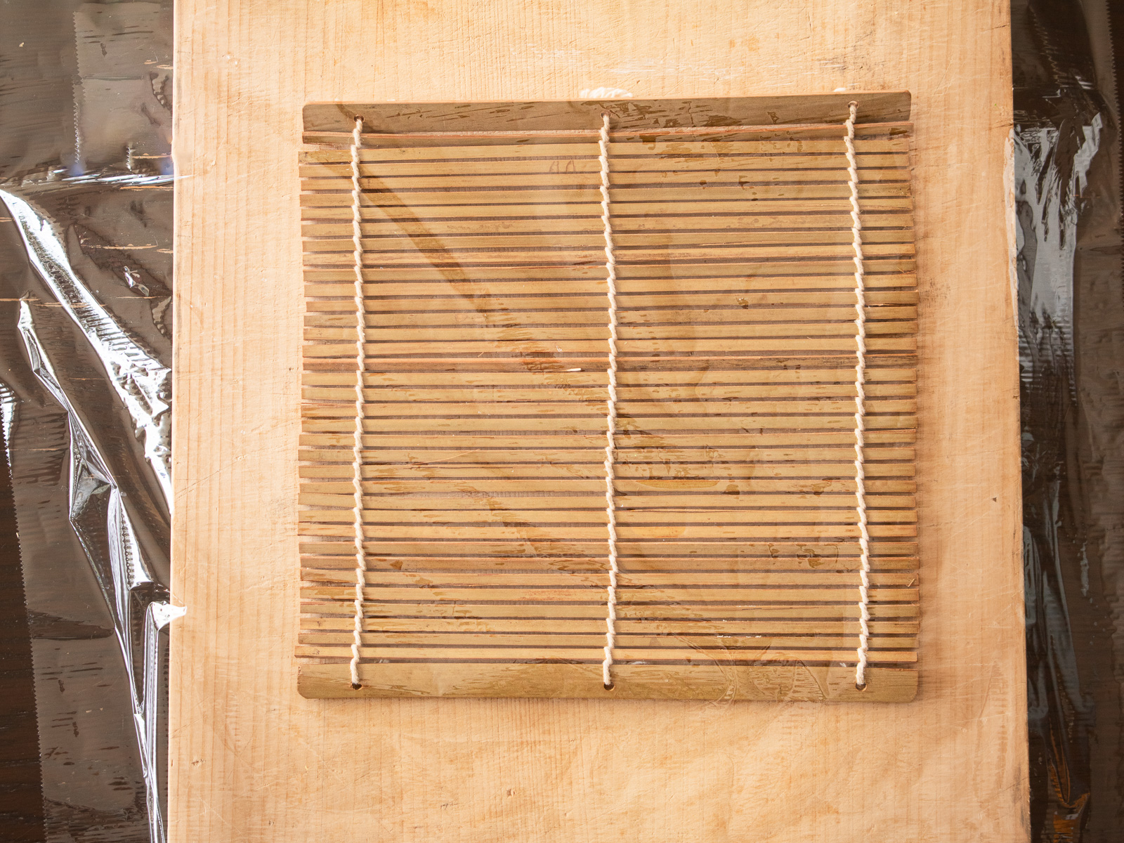 まきすの上にラップを敷き、太巻き作りの準備をしている様子