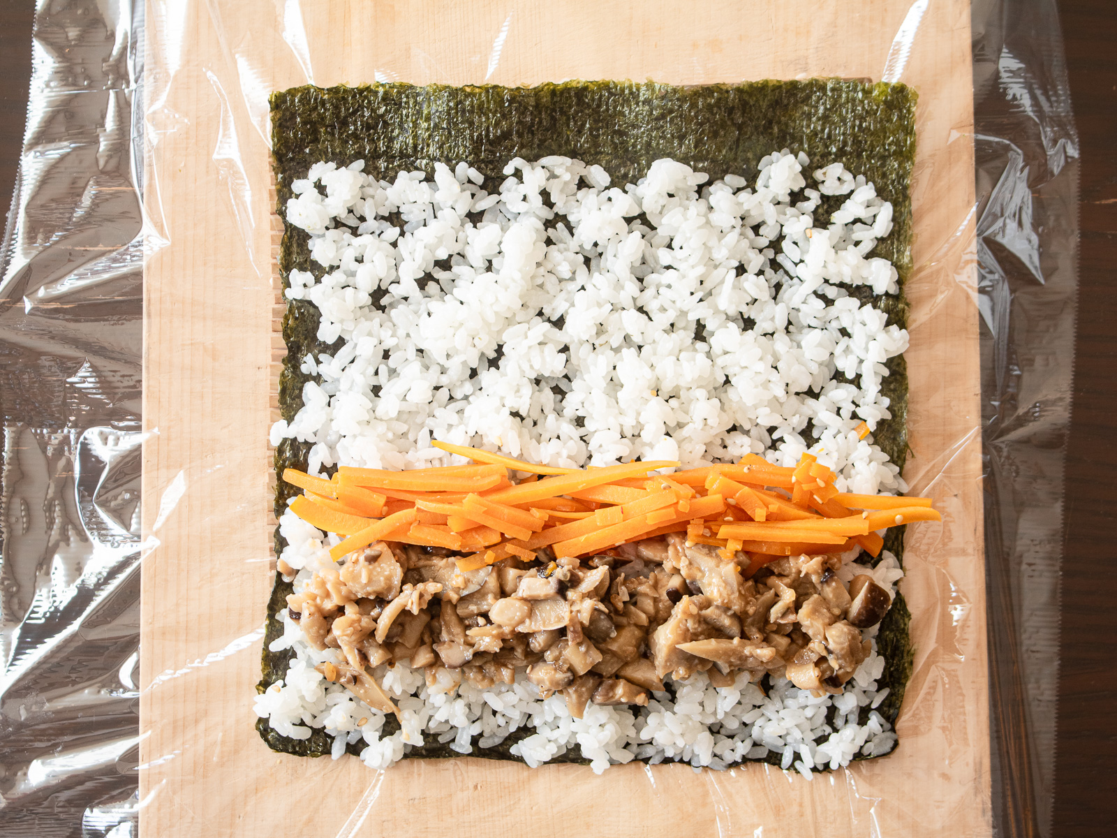 酢飯の上にきのこのそぼろ炒めとバターナッツかぼちゃのきんぴらをのせる工程