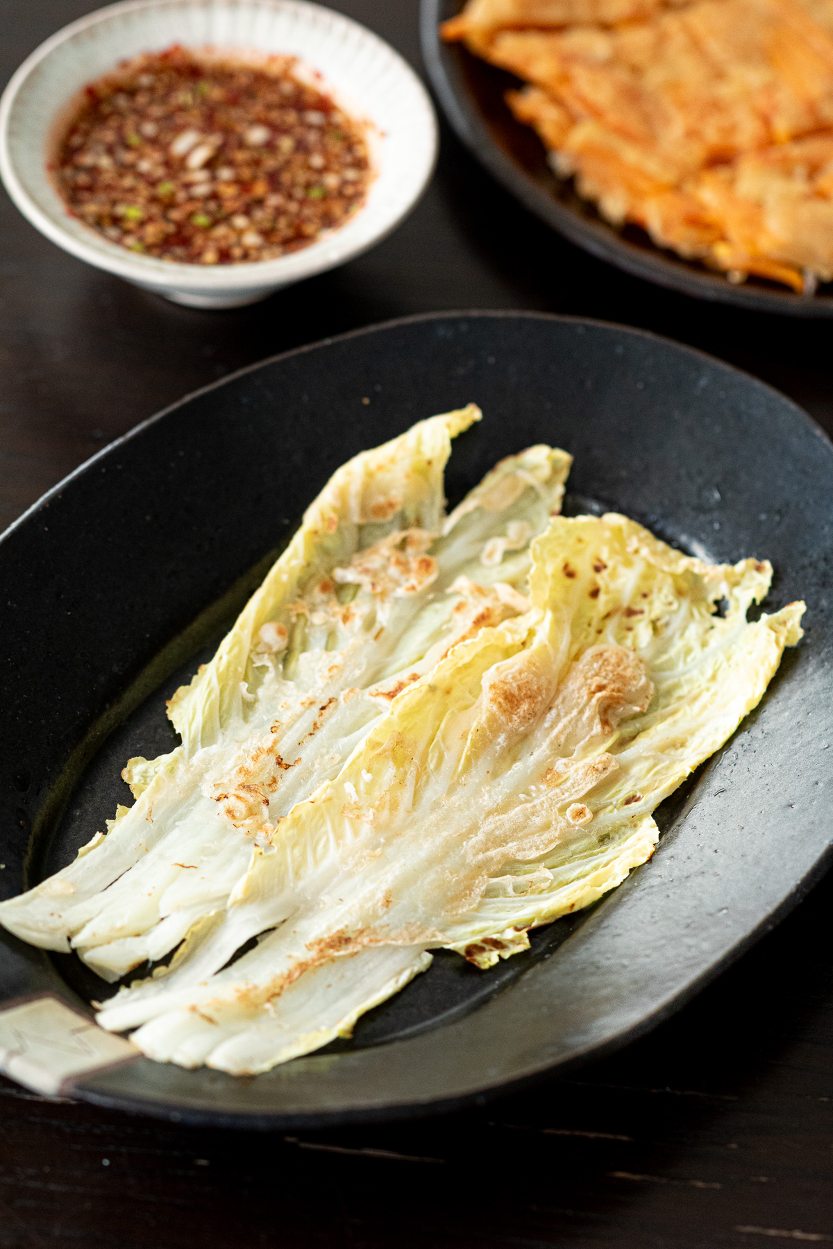 皿に盛り付けた白菜チヂミと特製チヂミだれ。白菜おかずの完成