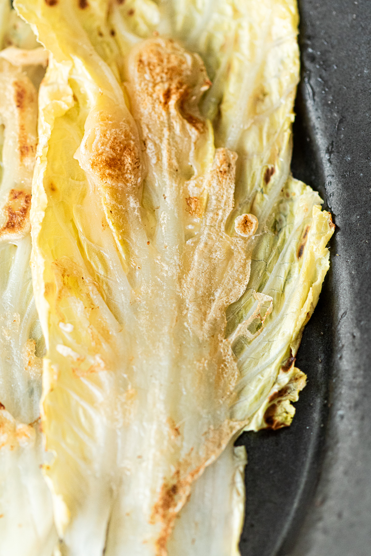 うすごろもがついた韓国の家庭料理、白菜チヂミ。卵なしのヴィーガン生地で。