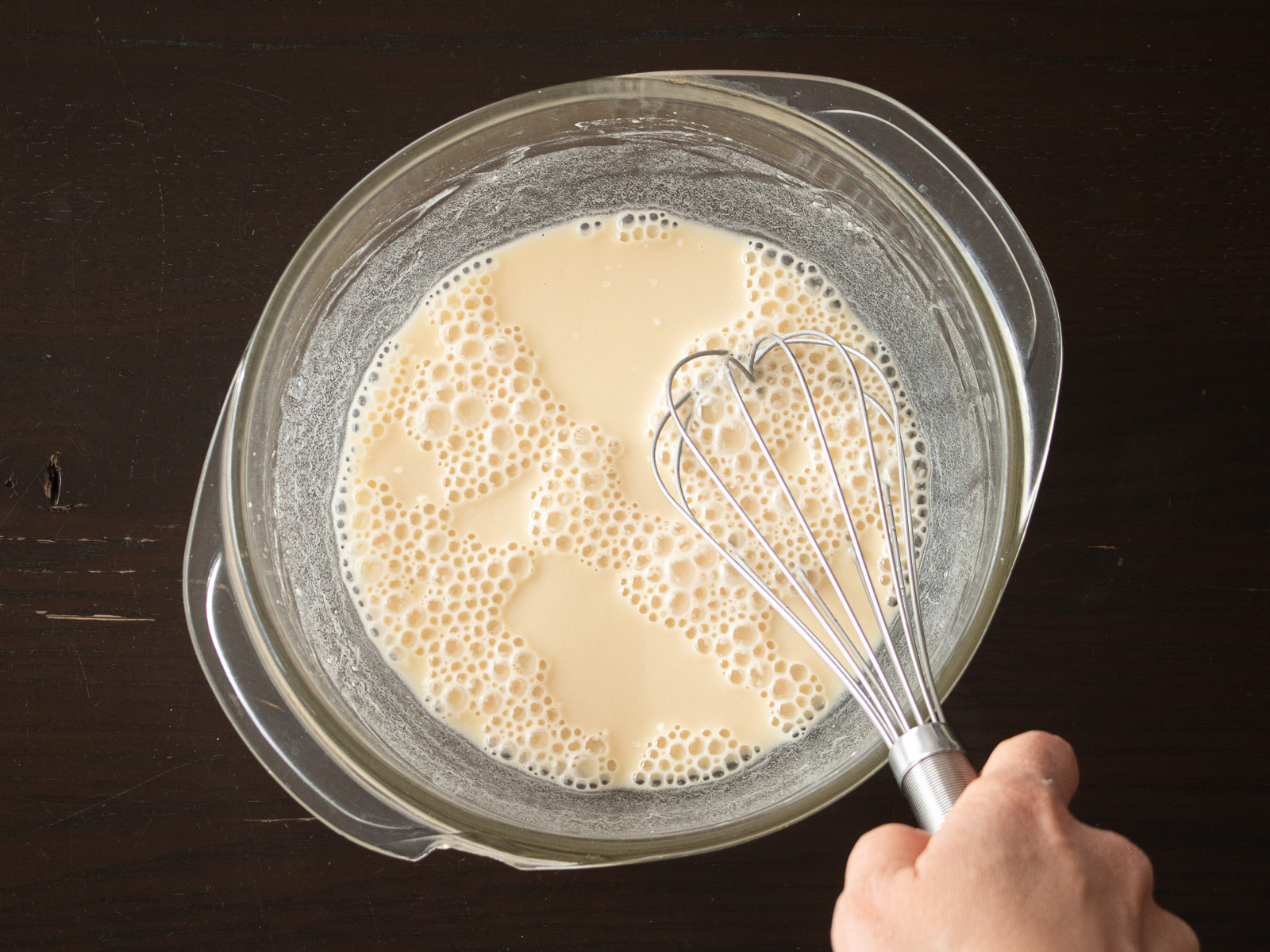 薄力粉と片栗粉を混ぜ、卵なしのチヂミ生地を作る工程