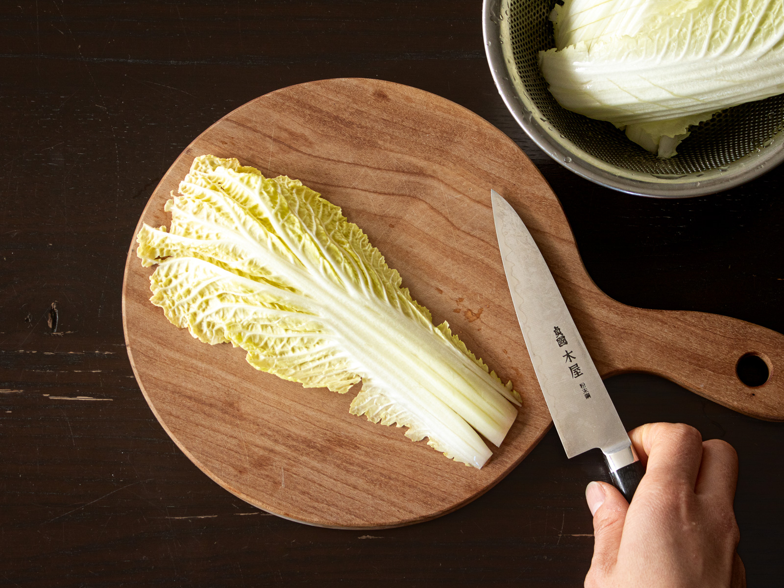 白菜を一枚ずつはがし、チヂミ用に下準備する様子