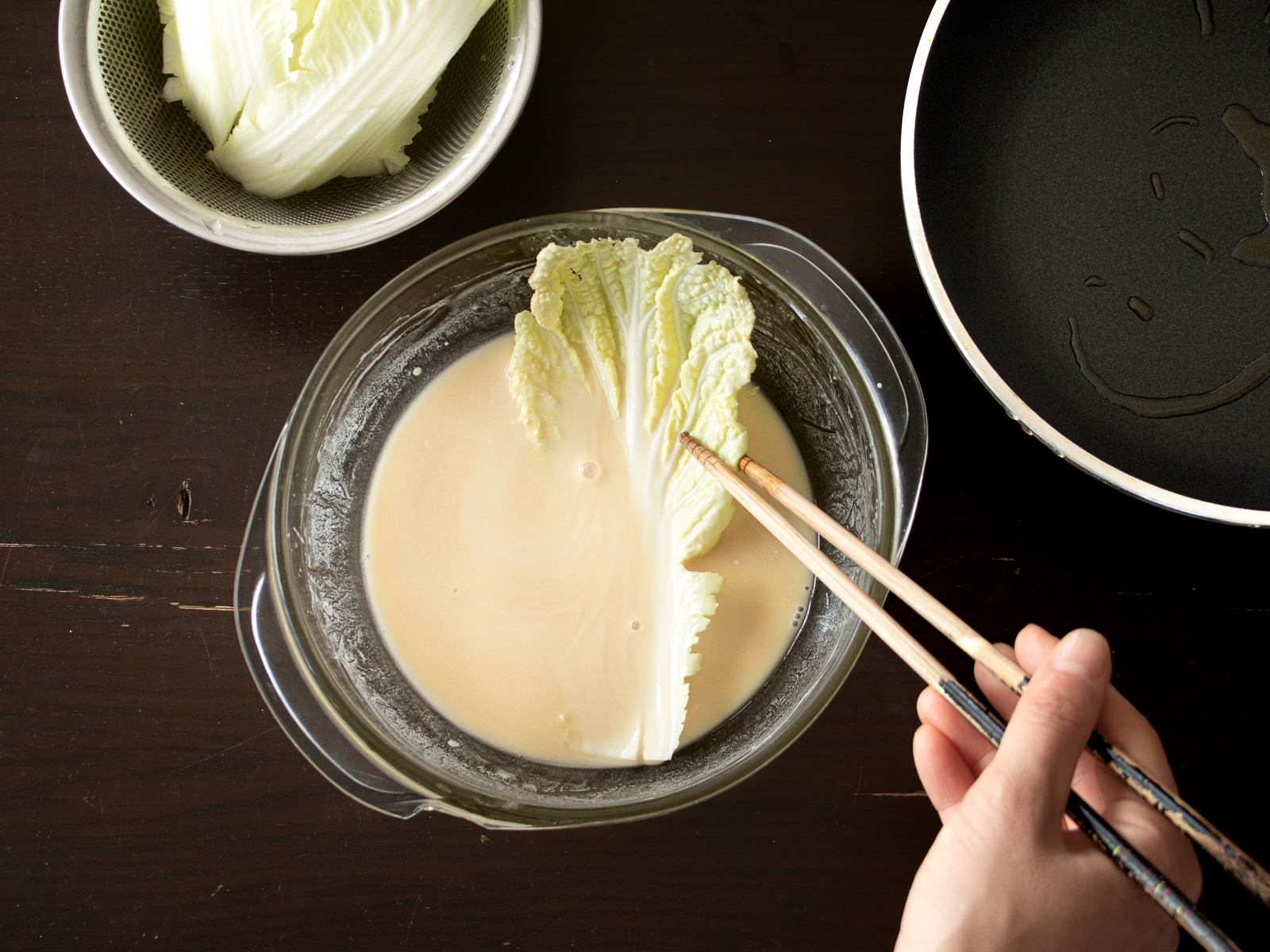 白菜にチヂミ生地を薄くまとわせる工程。簡単白菜チヂミの下ごしらえ