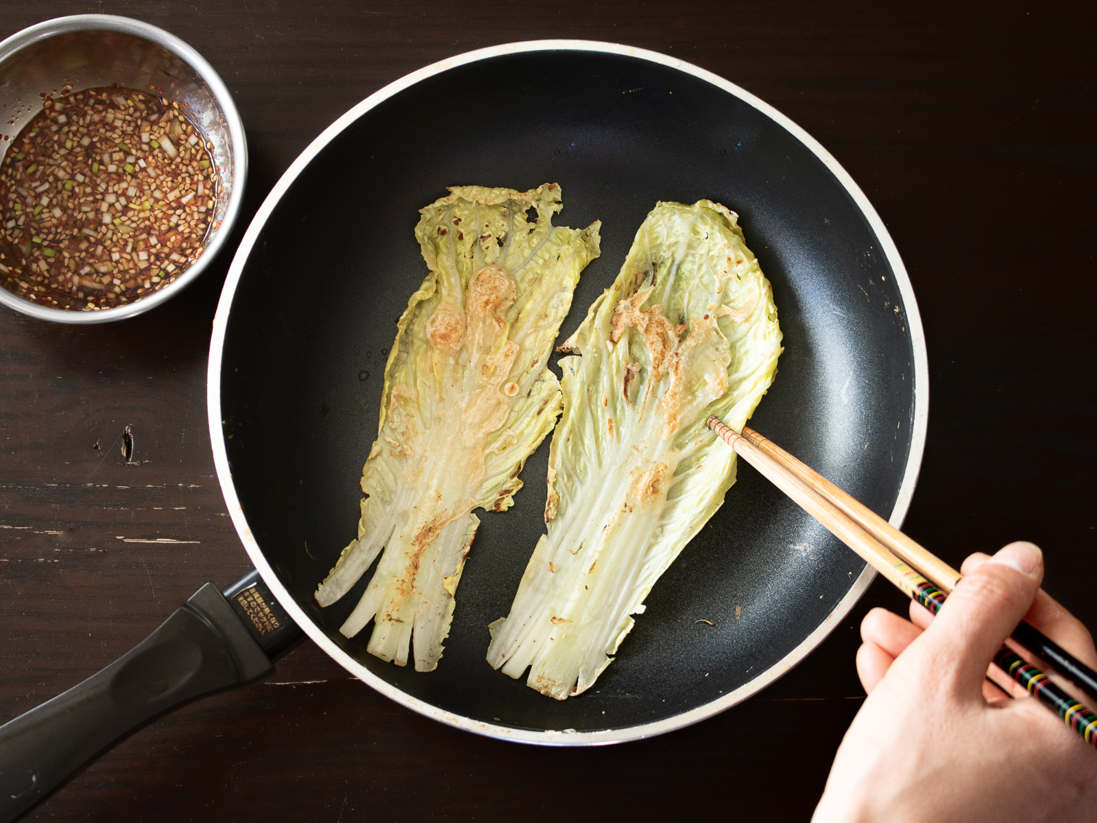 フライパンで白菜チヂミを焼く工程。油少なめで焼く白菜料理