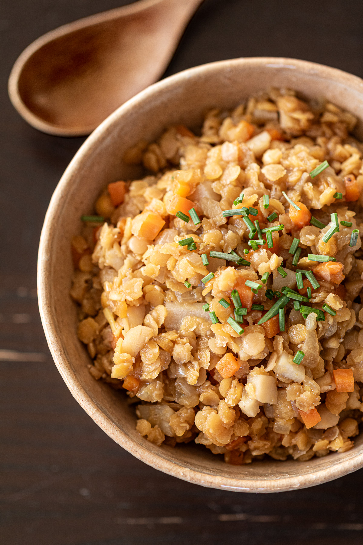お椀に盛られた、甘辛く煮たレンズ豆の和風そぼろ
