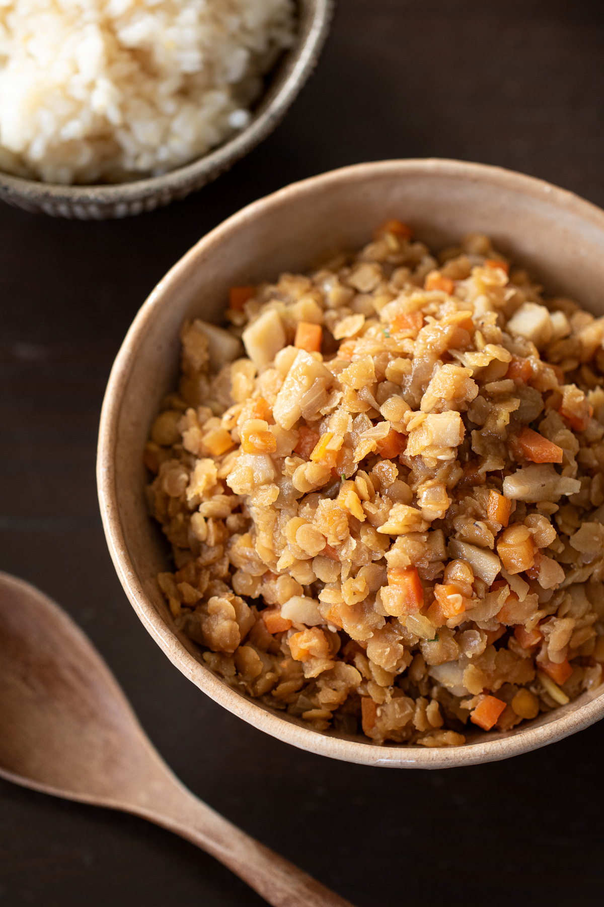 食卓に並べられた、レンズ豆で作る和風そぼろと白いご飯