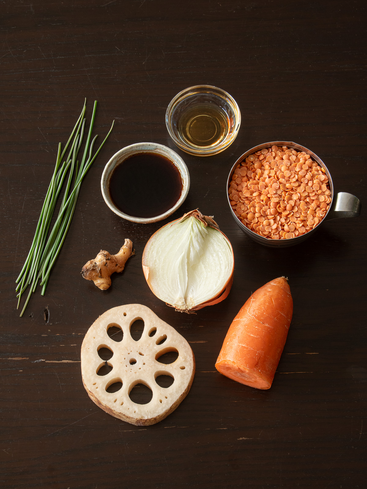 乾燥レンズ豆、玉ねぎ、にんじん、れんこん、生姜、わけぎをそろえた和風そぼろの材料
