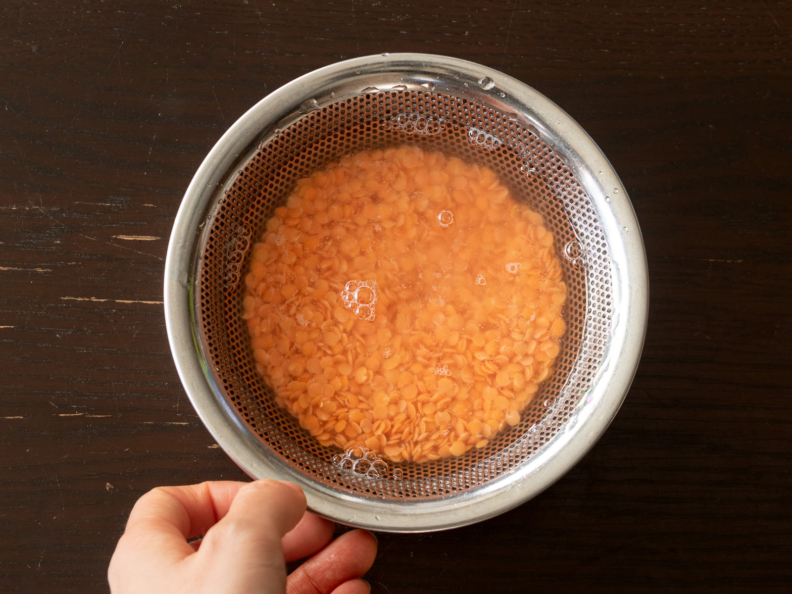 洗った乾燥レンズ豆をたっぷりの水に浸す工程