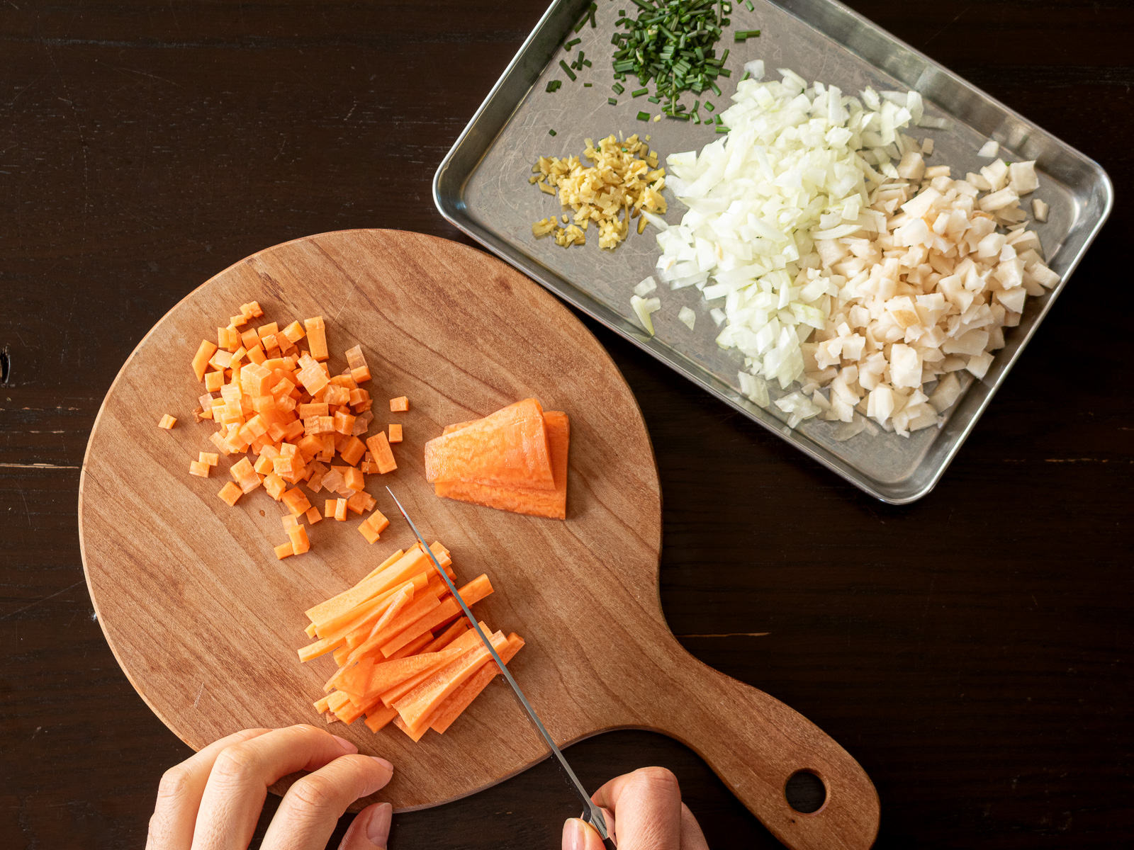 玉ねぎ、にんじん、れんこんを小さめの角切りにする下準備