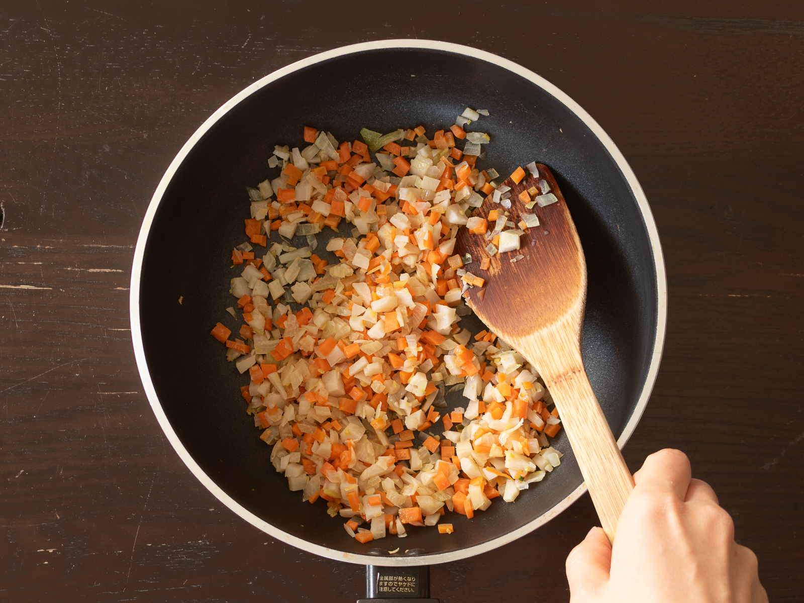 ごま油で生姜と野菜をじっくり炒める様子