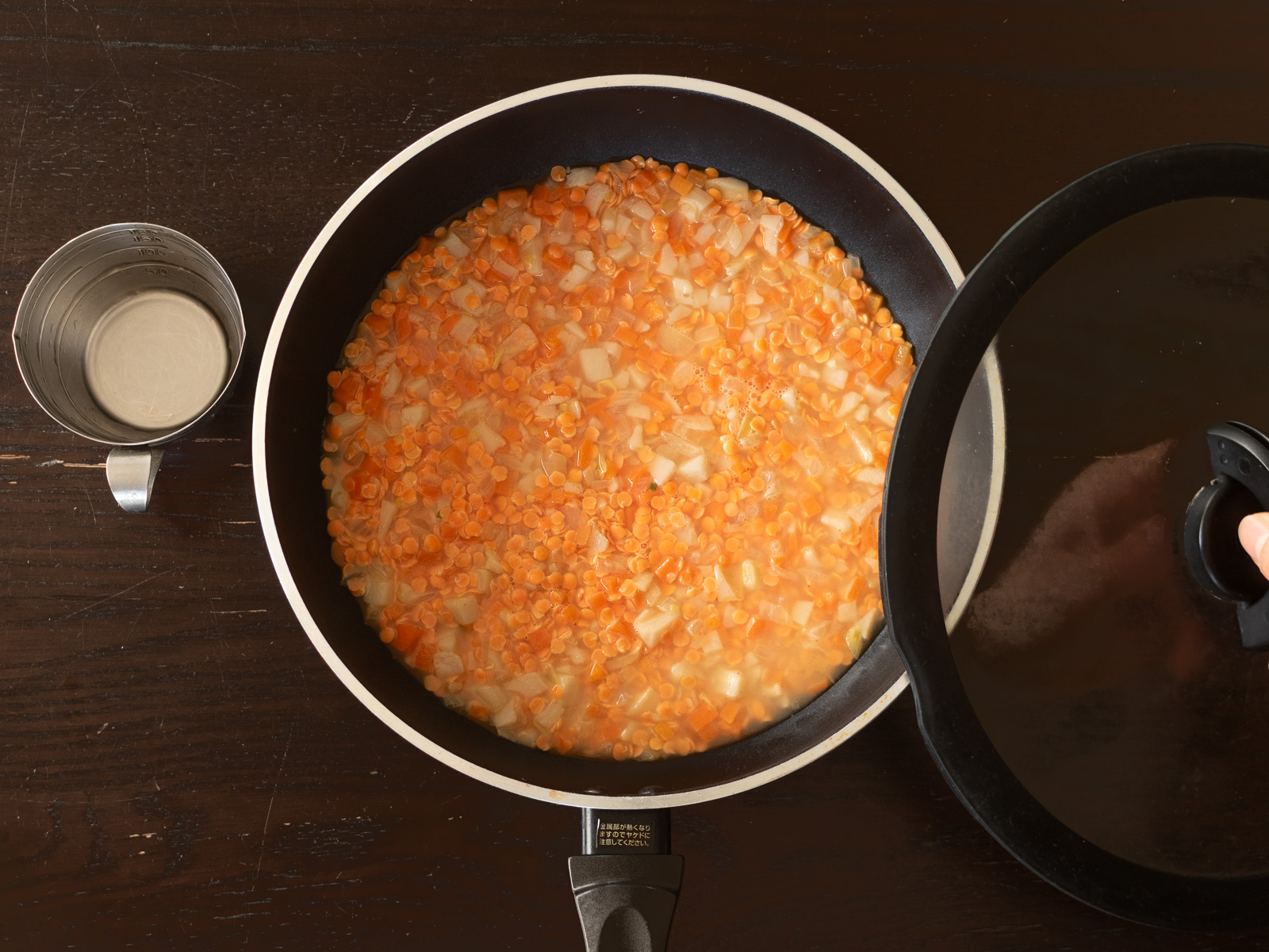 ヒタヒタの水で蓋をして煮るレンズ豆と野菜
