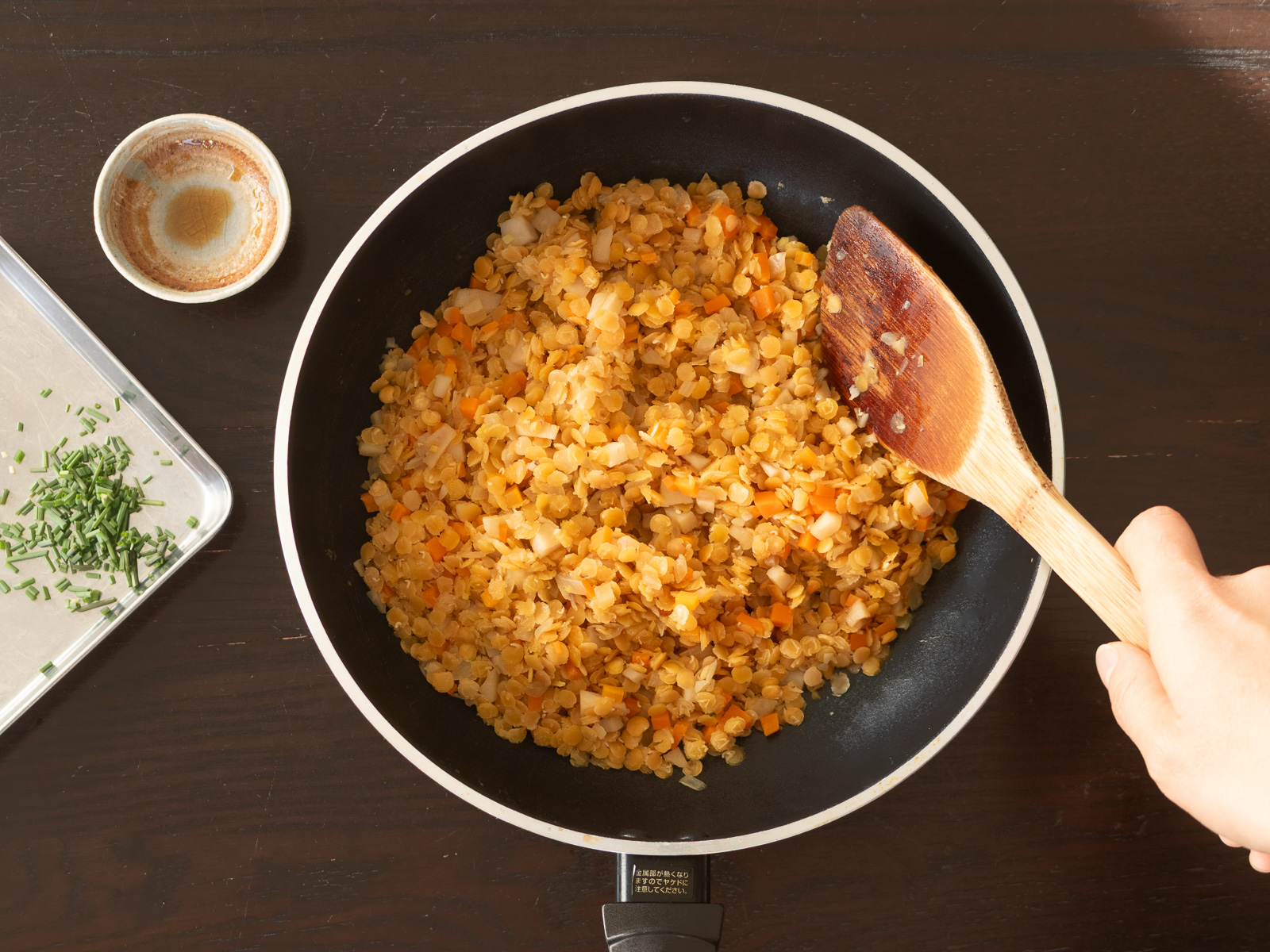 調味して水分を軽く飛ばし、そぼろ状に仕上げたレンズ豆
