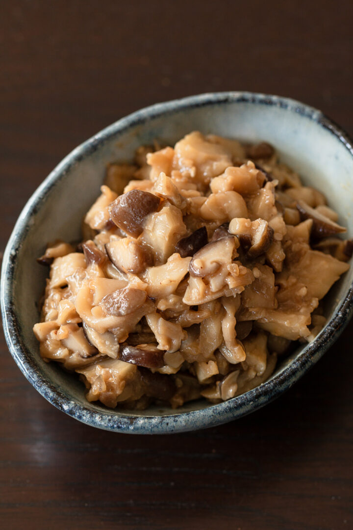 ヴィーガン恵方巻きの具材に使う、きのこのそぼろ炒め