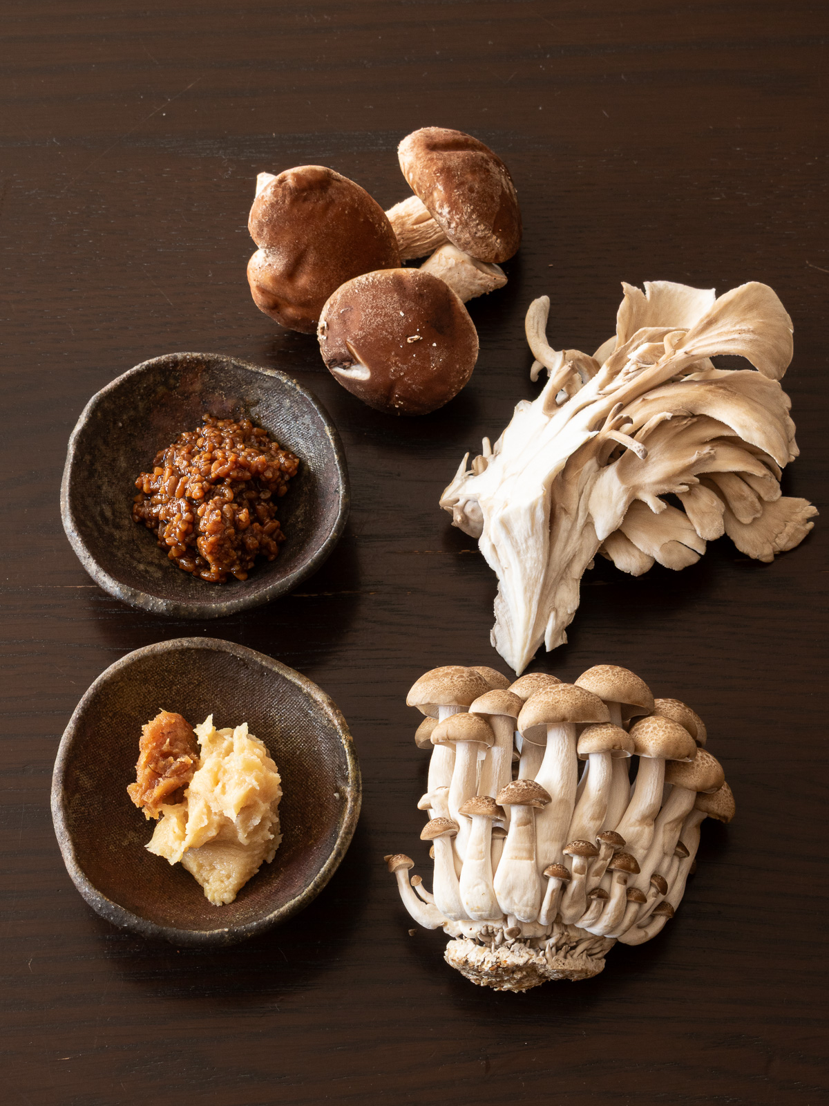 きのこのそぼろ炒めの材料：椎茸、舞茸、しめじ、醤油麹、白味噌、麦味噌