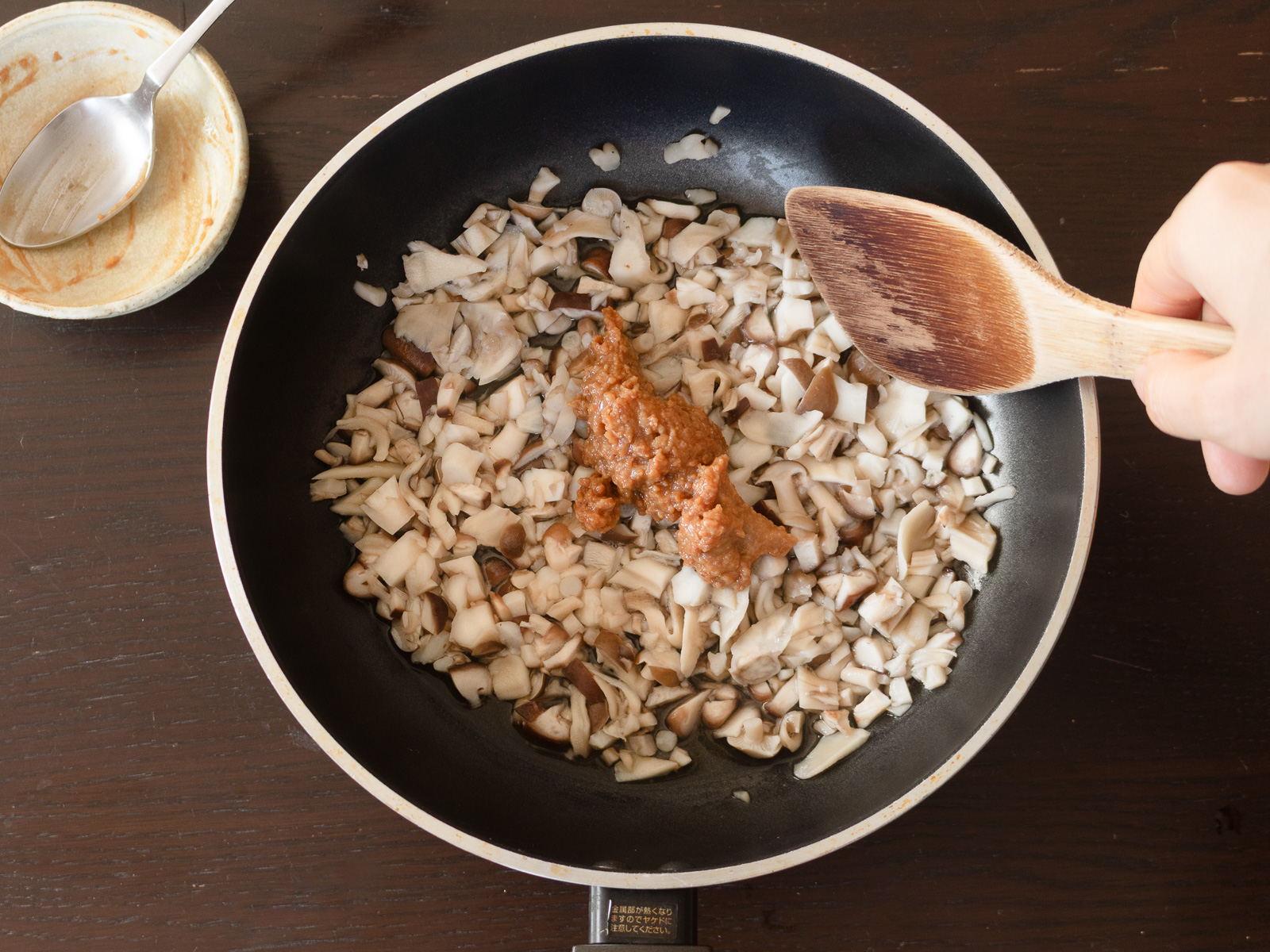 キノコをフライパンで炒め、調味料を加えたところ