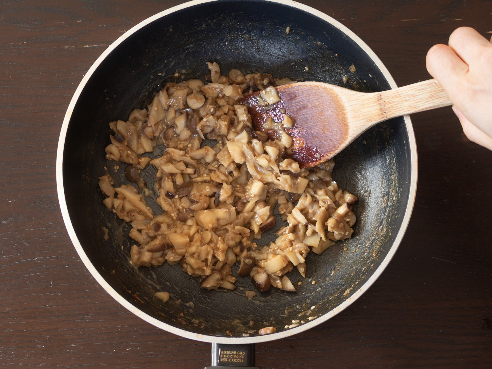 調味料がよくからまった、きのこのそぼろ炒めの仕上げ段階