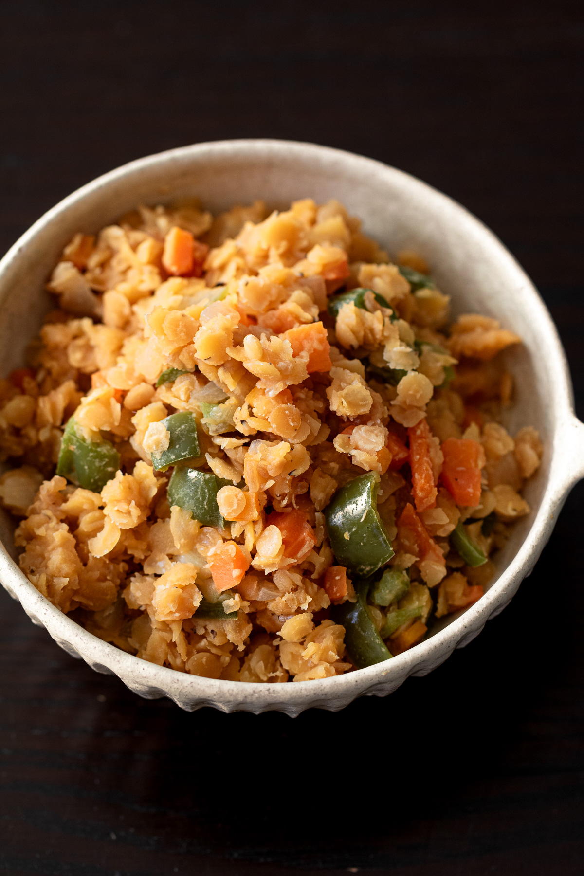 お皿に盛ったレンズ豆のナポリタン風ヴィーガンおかず