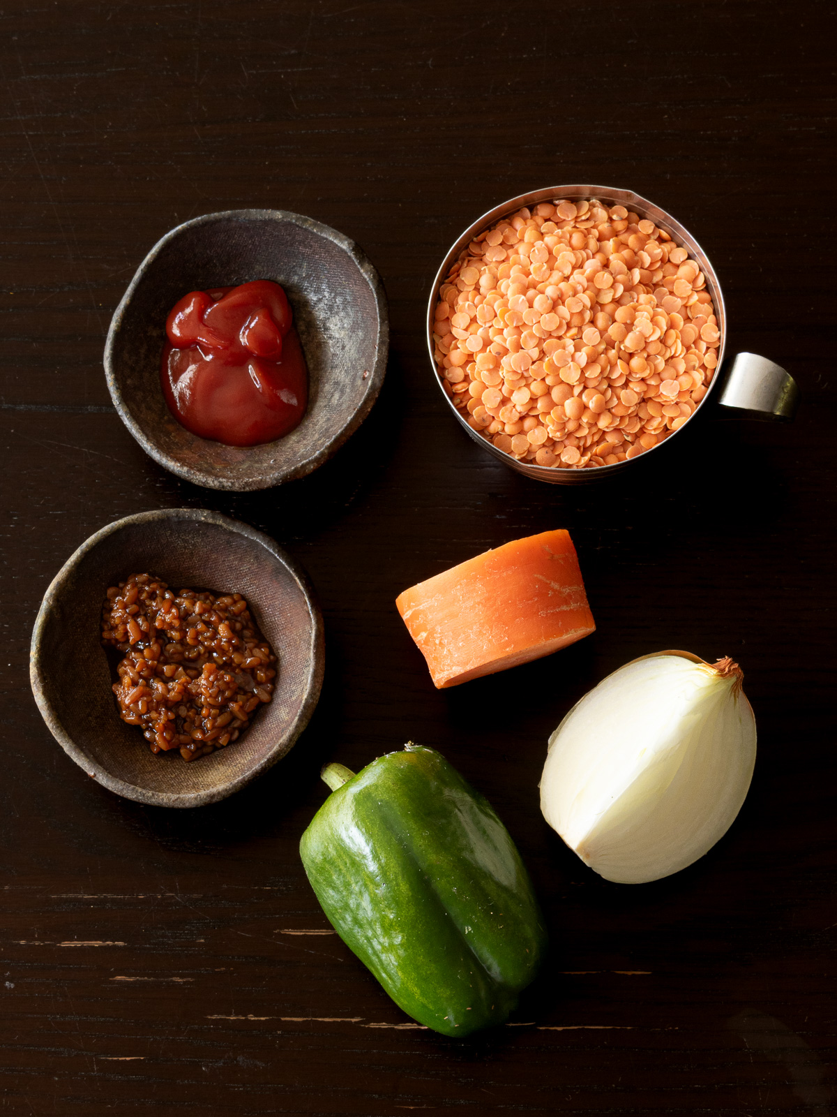 赤レンズ豆とケチャップを使ったナポリタン風ヴィーガンレシピの材料：赤レンズ豆、にんじん、玉ねぎ、ピーマン、醤油麹、ケチャップ