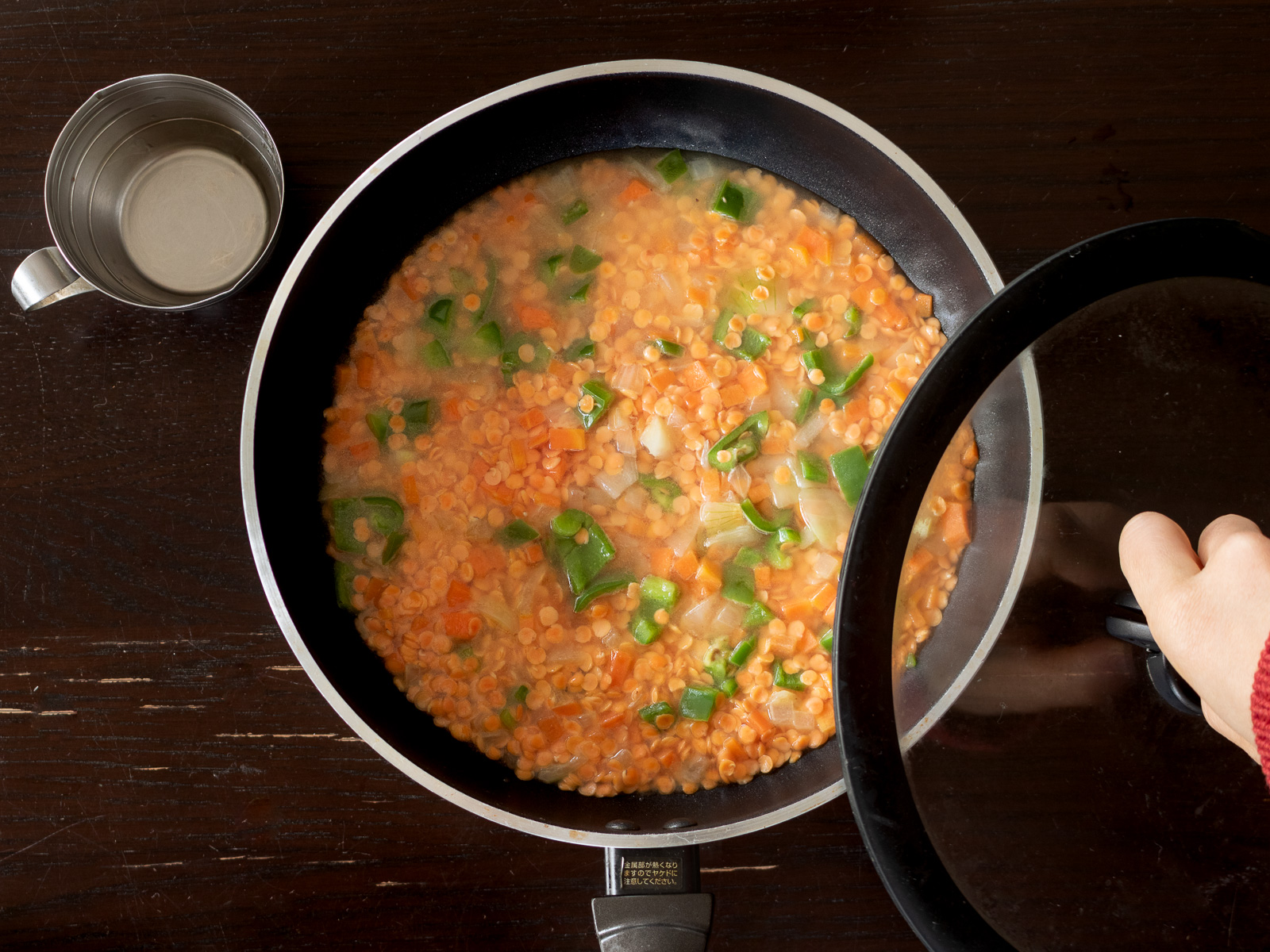 ひたひたの水を加えてフライパンでレンズ豆を煮る様子