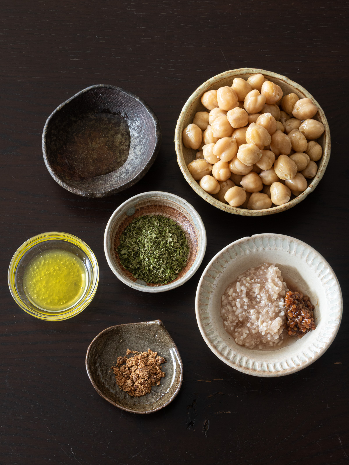 ひよこ豆を使った和風フムス「ヴィーガンツナマヨ」の材料:ひよこ豆の水煮、玉ねぎ工事、醤油麹、粉末黒糖、青のり、オリーブオイル、リンゴ酢