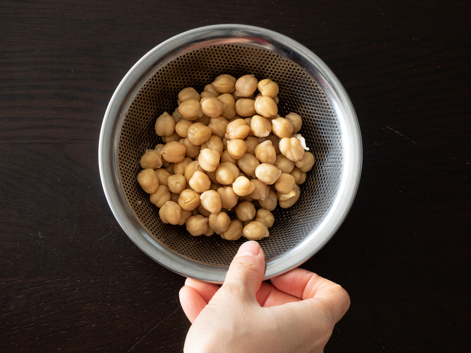 ざるにあけて水気をしっかり切ったひよこ豆の水煮。ヴィーガンツナマヨの主材料