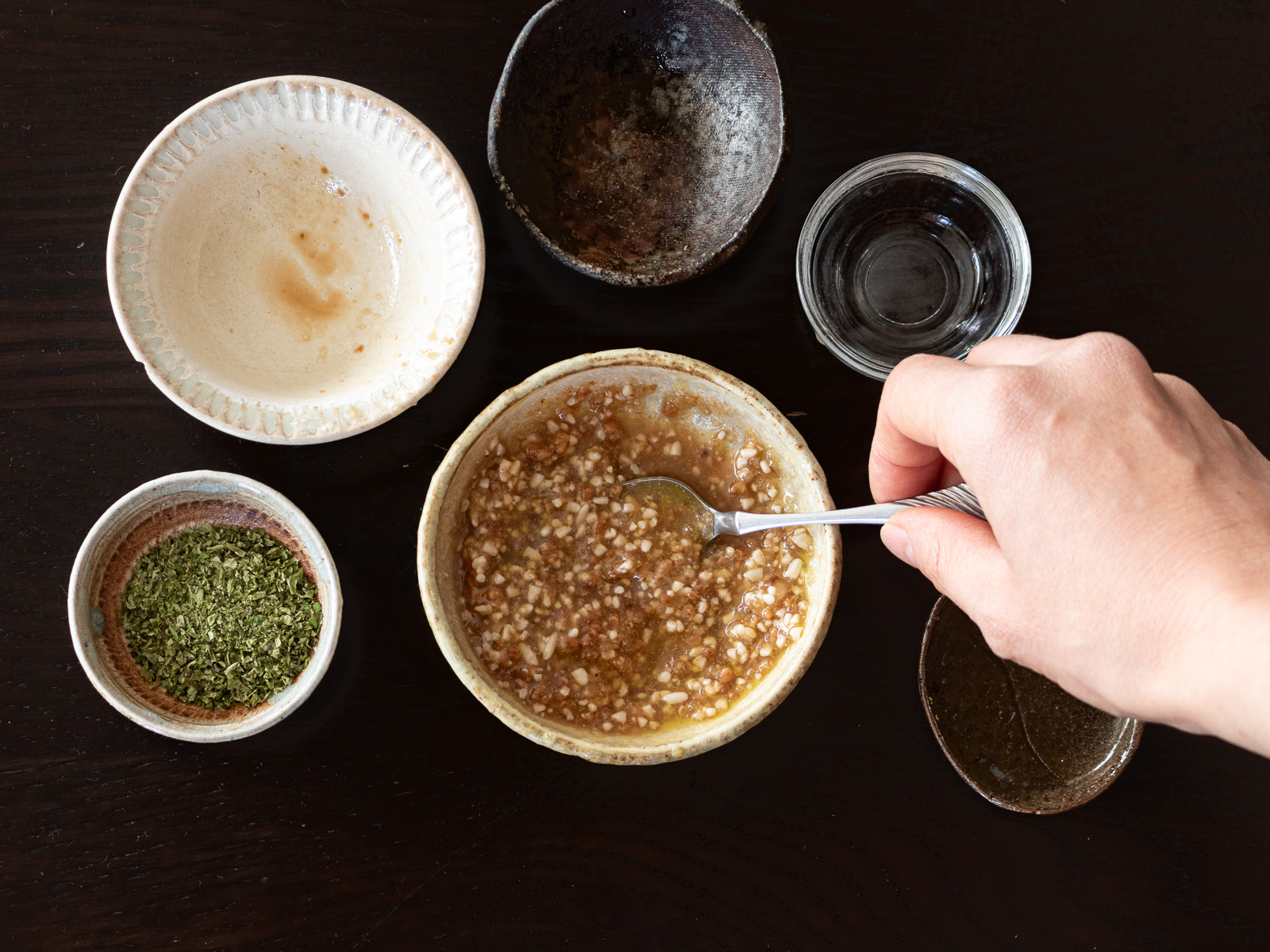 小さな容器に入れてよく混ぜたヴィーガンツナマヨの調味料