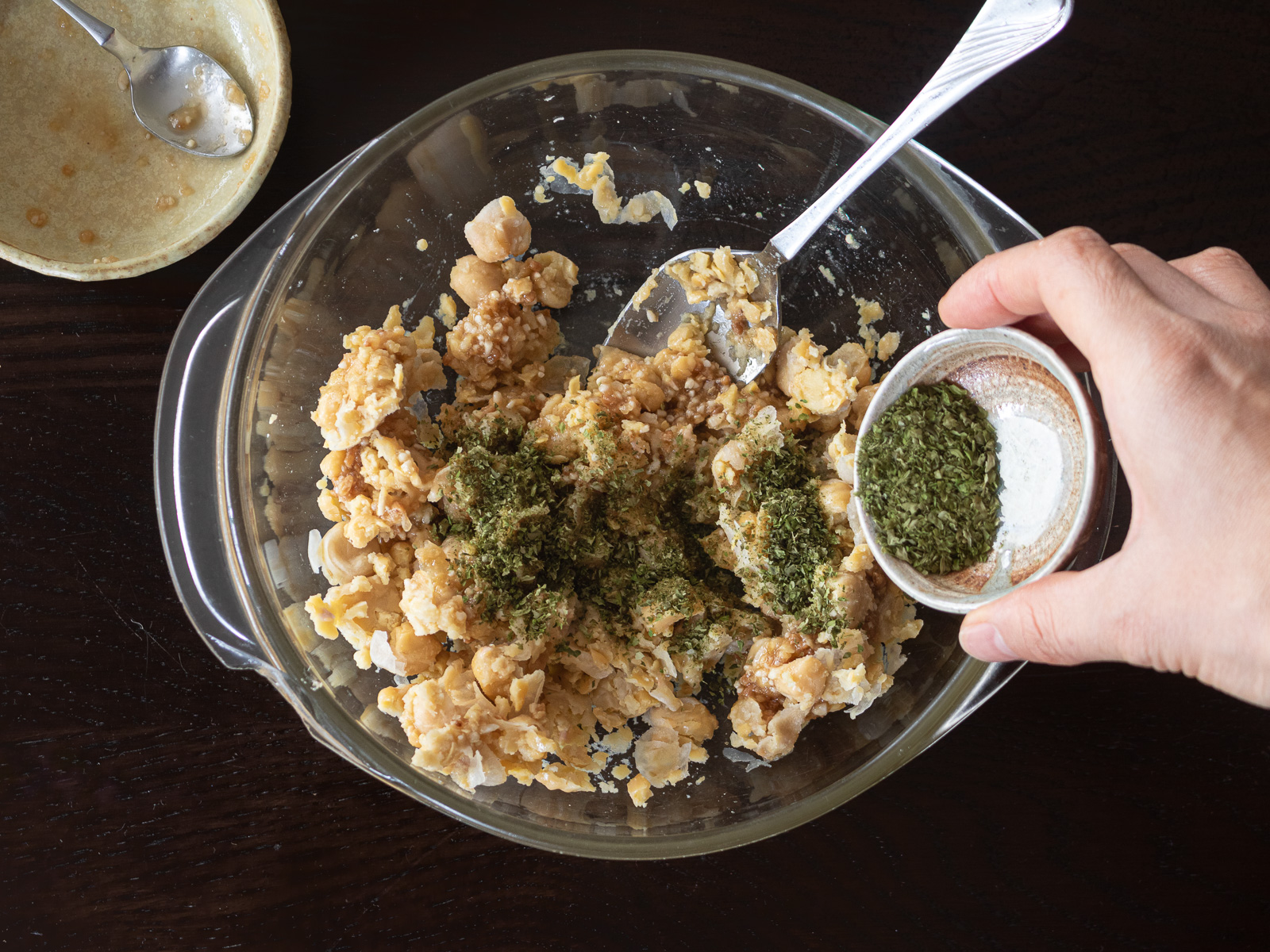 調味料を入れてよく混ぜたひよこ豆のツナマヨ風フムス。青のりを少しずつ足してツナマヨ感を引き出す工程。