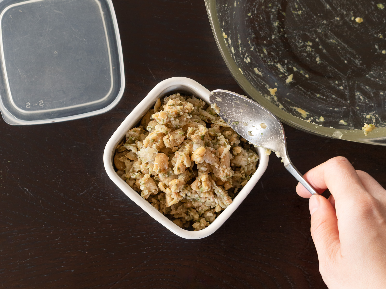 出来上がったひよこ豆のツナマヨ風フムスを保存容器に入れて味をなじませる。