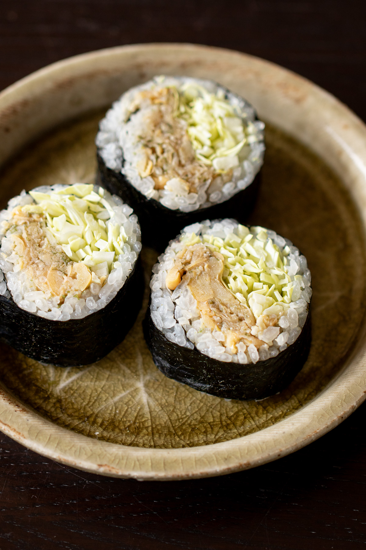 ひよこ豆のヴィーガンツナマヨとキャベツの海苔巻き寿司の断面