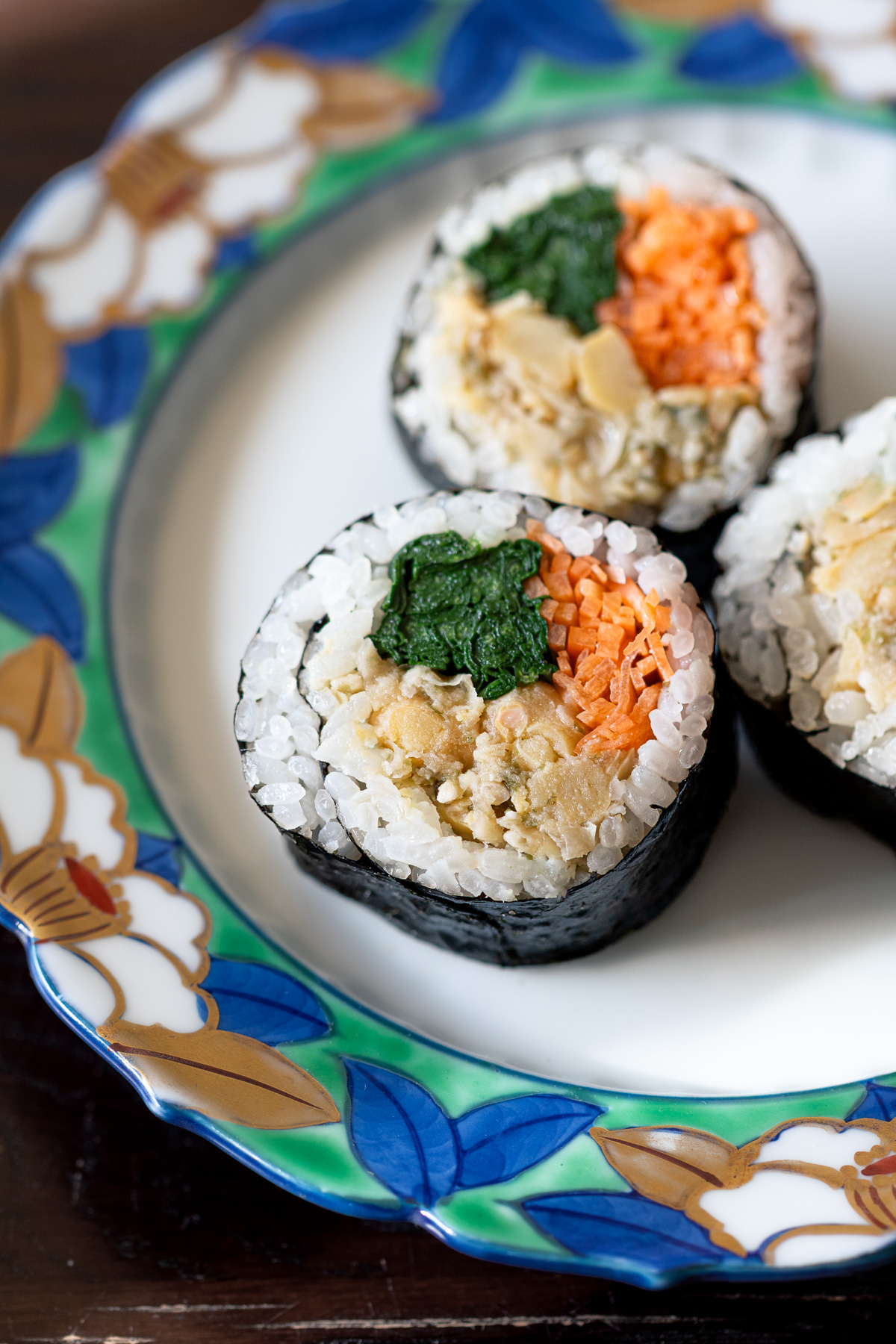 ニンジン、ほうれん草と一緒に巻いた、ヴィーガンツナマヨ海苔巻き寿司。ベジタリアン対応