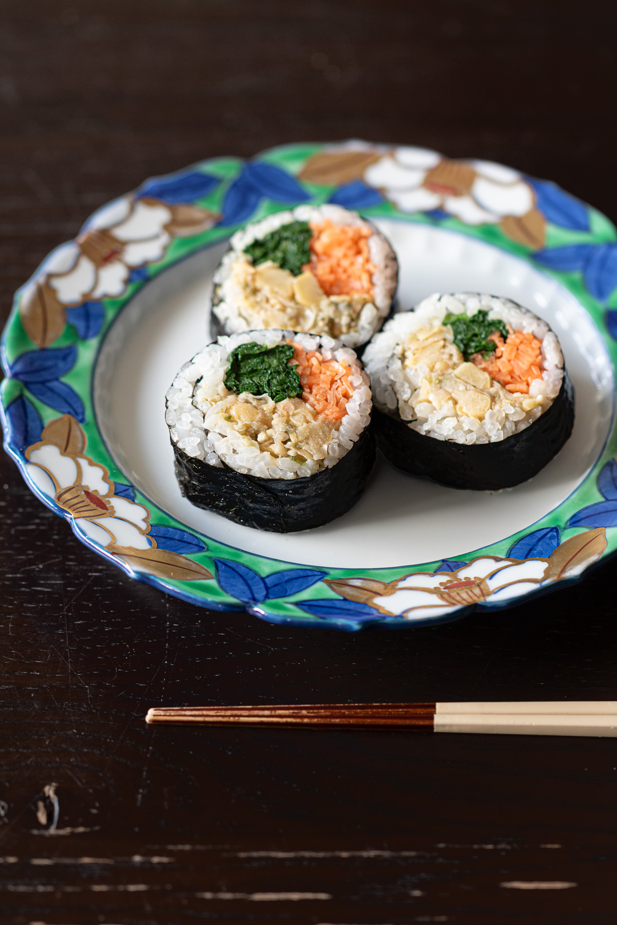 色鮮やかなヴィーガン・ベジタリアン対応のツナマヨ海苔巻き寿司。