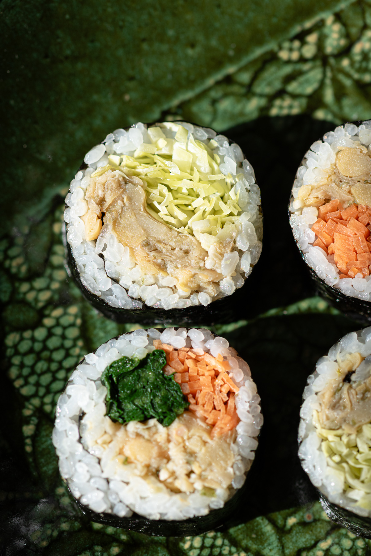 お皿に並べられたヴィーガンツナマヨ海苔巻き寿司。ベジタリアンにも対応