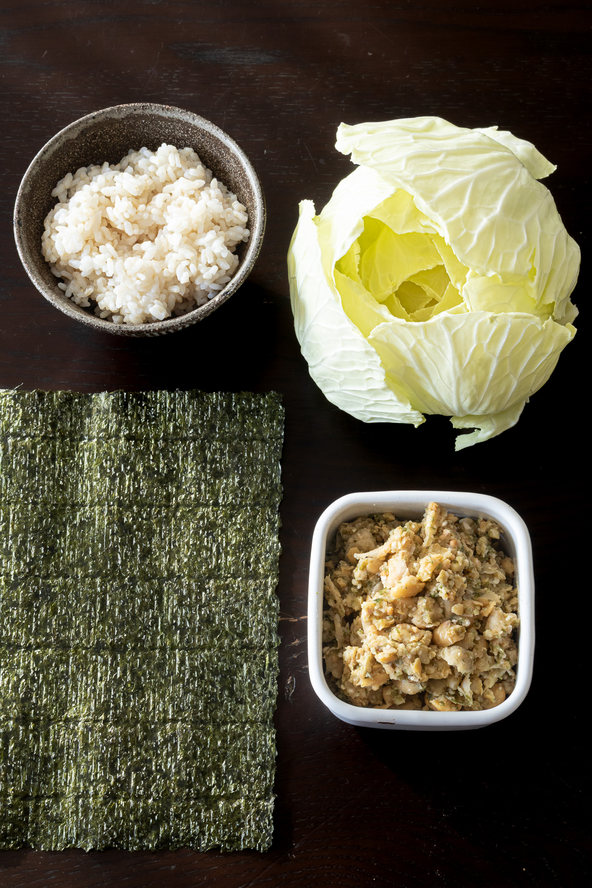 ヴィーガンツナマヨ海苔巻き寿司の材料:ヴィーガンツナマヨ、キャベツ、ごはん、焼き海苔