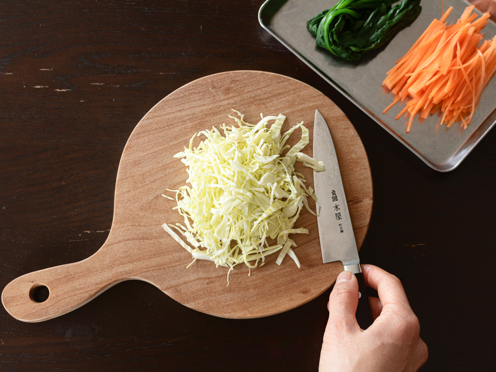 千切りにしたキャベツ