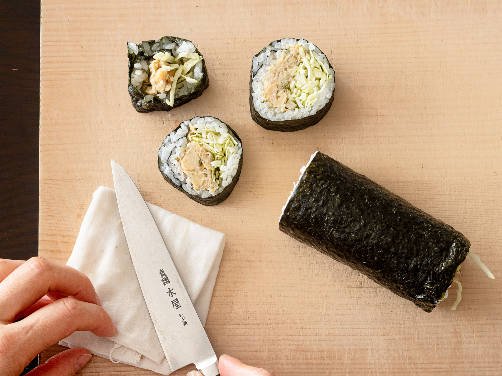 濡らして固く絞った布で切るたびに包丁を拭きながら丁寧に切られたヴィーガンツナマヨ海苔巻き寿司