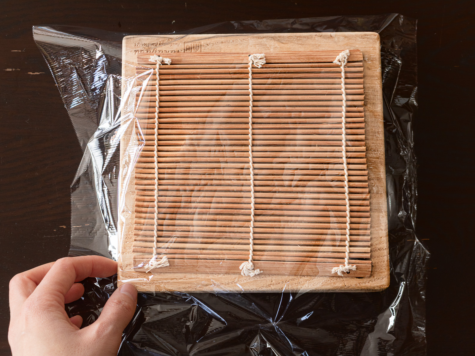 まな板の上においたまきすとラップ