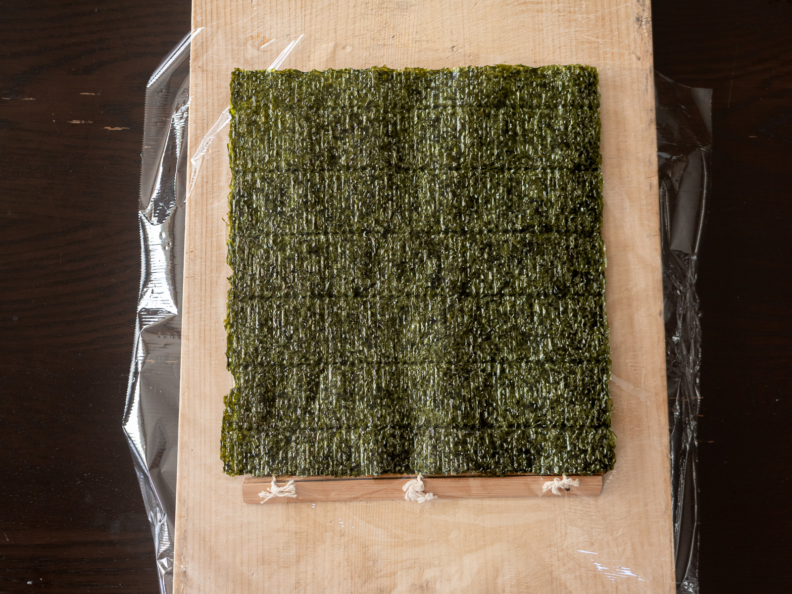 ラップの上に置いた焼き海苔