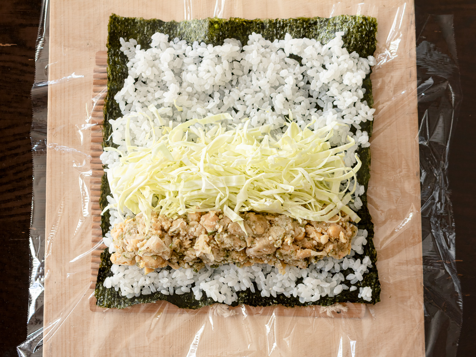 ヴィーガンツナマヨと千切りキャベツをのせた、巻く前のヴィーガン巻き寿司