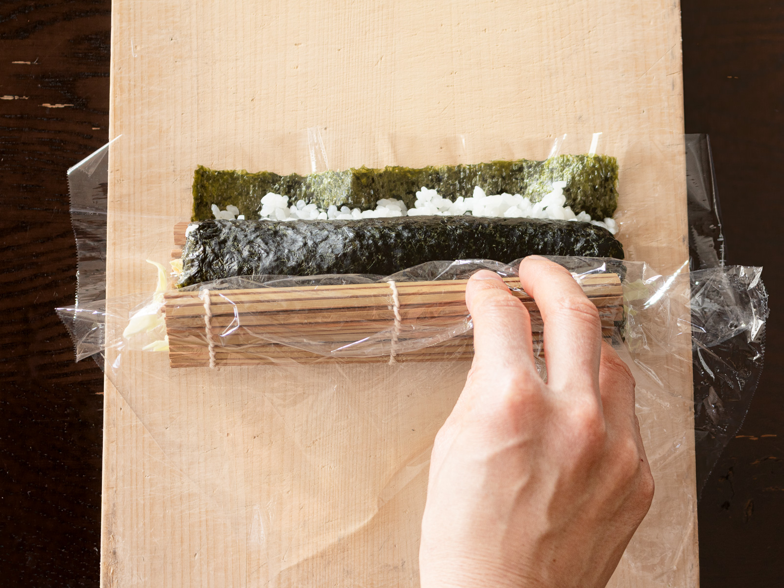 奥へ転がすようにしながら巻く途中のベジタリアン巻き寿司