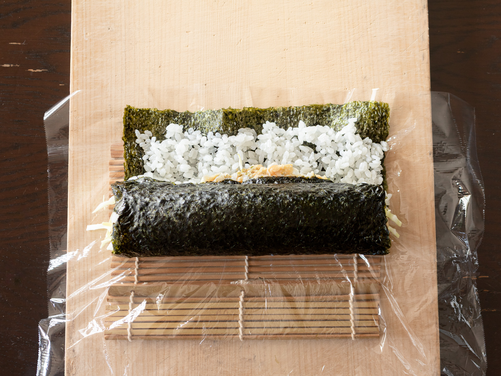 まきすを一旦離した状態の海苔巻き寿司。