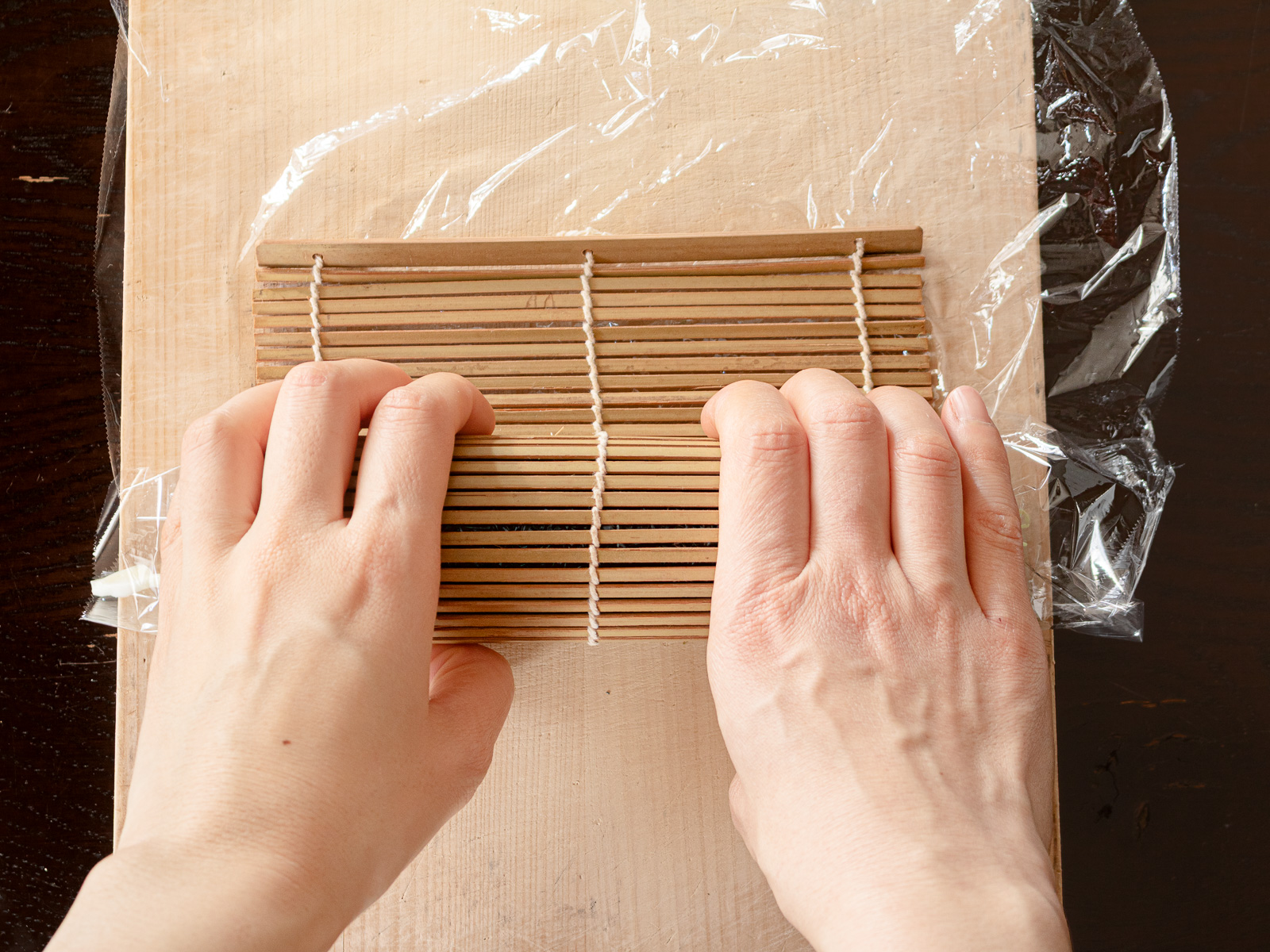 巻き終わって、まきすの上から軽く手で押さえた状態のヴィーガン海苔巻き寿司