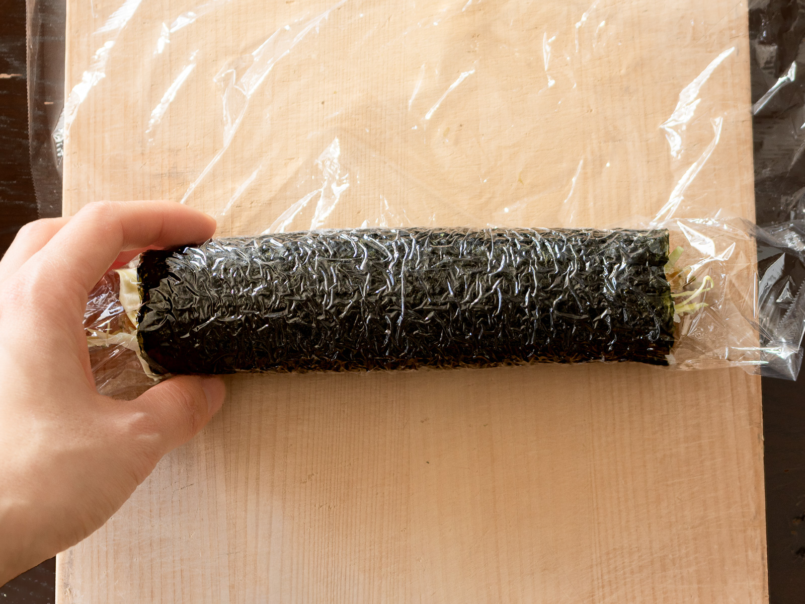 まきすを外し、ラップに包んだ状態のベジタリアン・ヴィーガン対応ツナマヨ巻き寿司