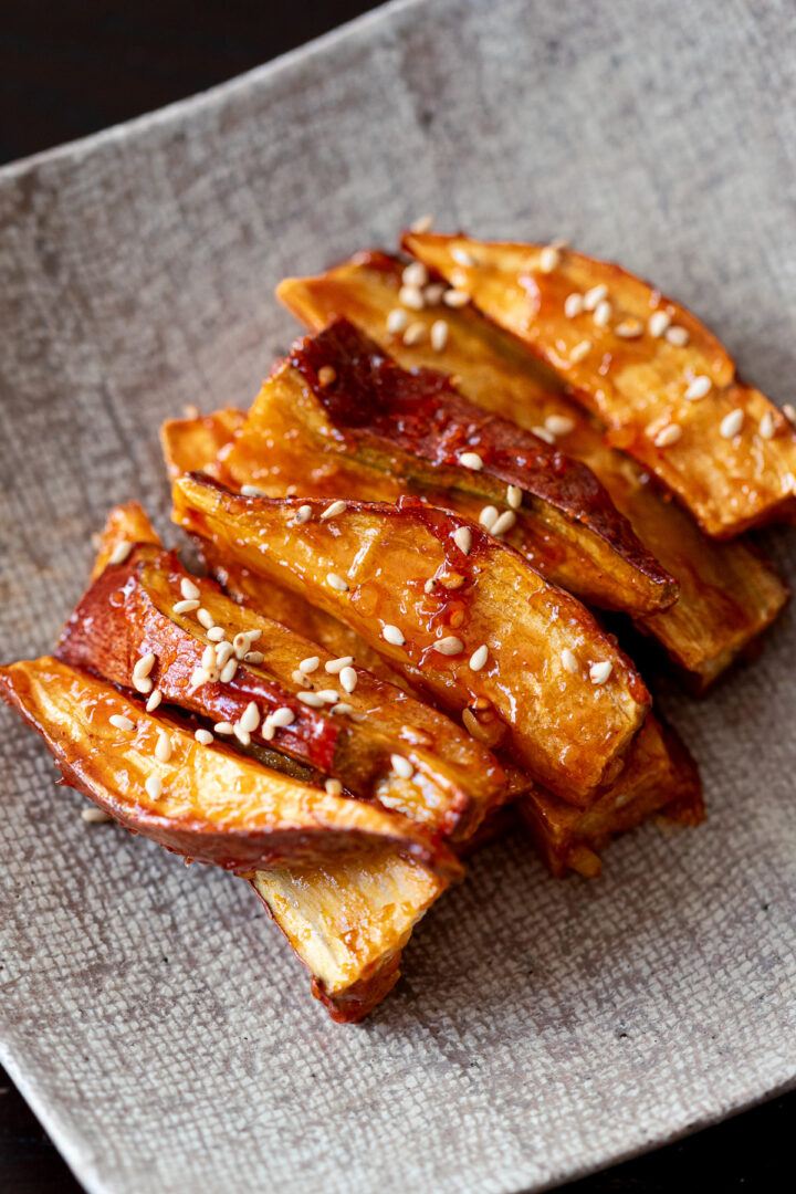 トースターで焼いたさつまいもスティックにヤンニョムソースを絡めたヴィーガンおやつ