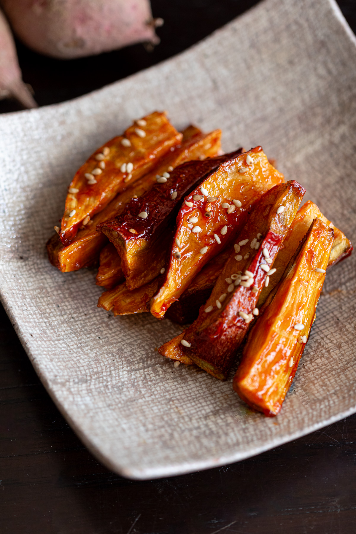 甘辛いヤンニョムソースを絡めたさつまいもスティックのおやつ