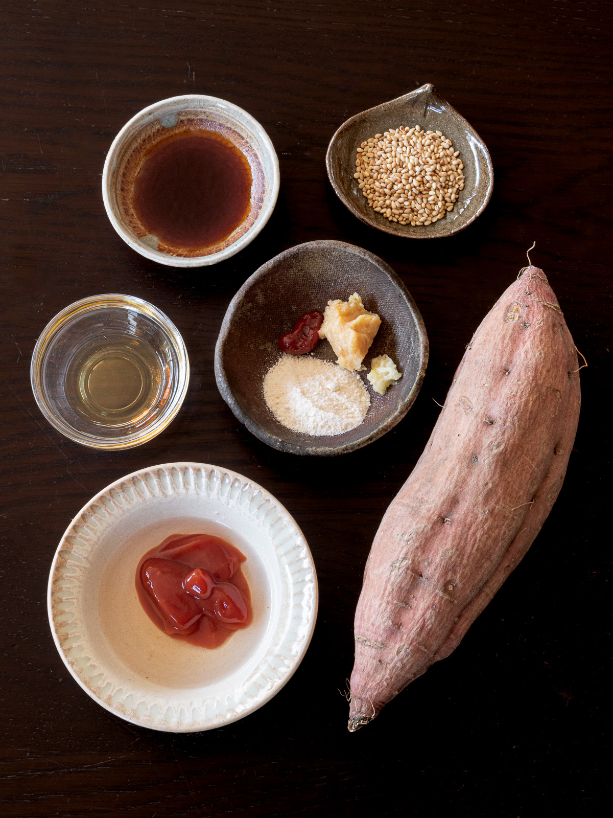 さつまいもとヤンニョムソースの材料（ケチャップ・コチュジャン・みりん・醤油・砂糖・味噌、すりおろしニンニク・ごま油・炒りごま）